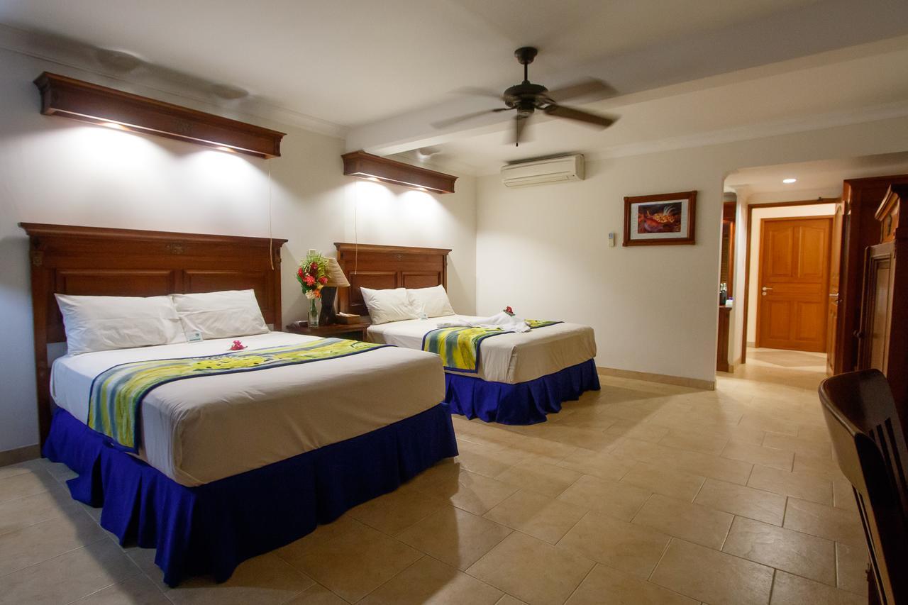 Manta Ray Bay Resort Colonia Kültér fotó