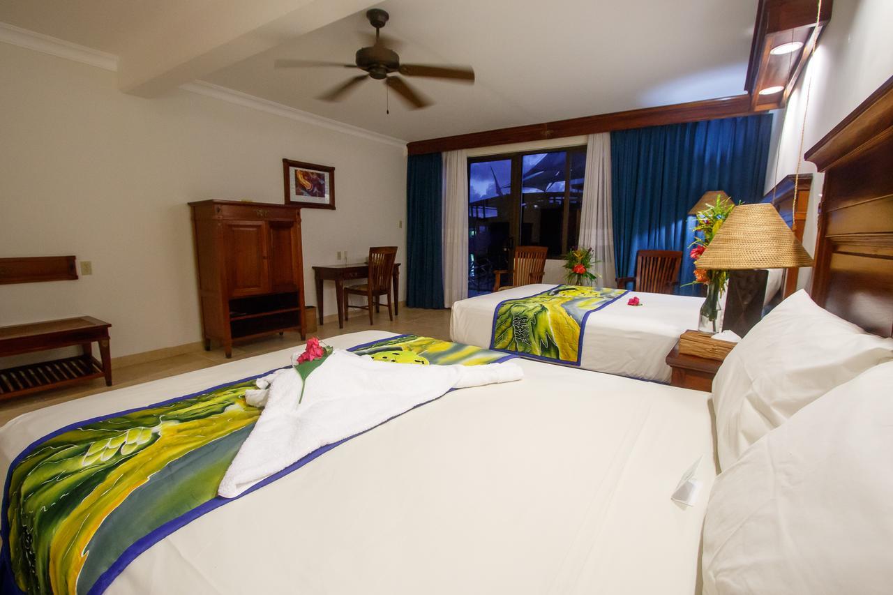 Manta Ray Bay Resort Colonia Kültér fotó