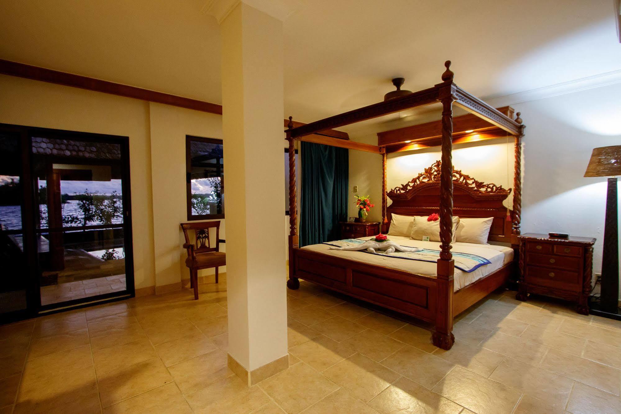 Manta Ray Bay Resort Colonia Kültér fotó