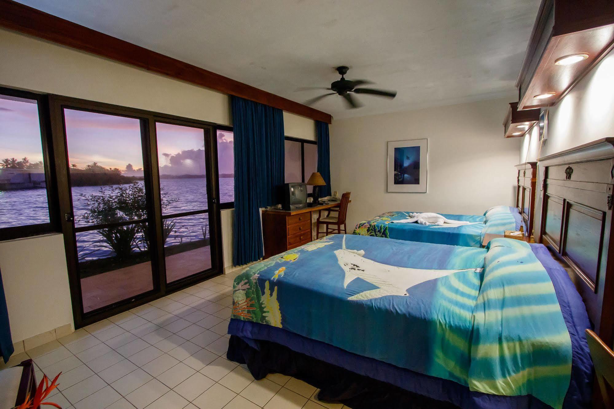 Manta Ray Bay Resort Colonia Kültér fotó