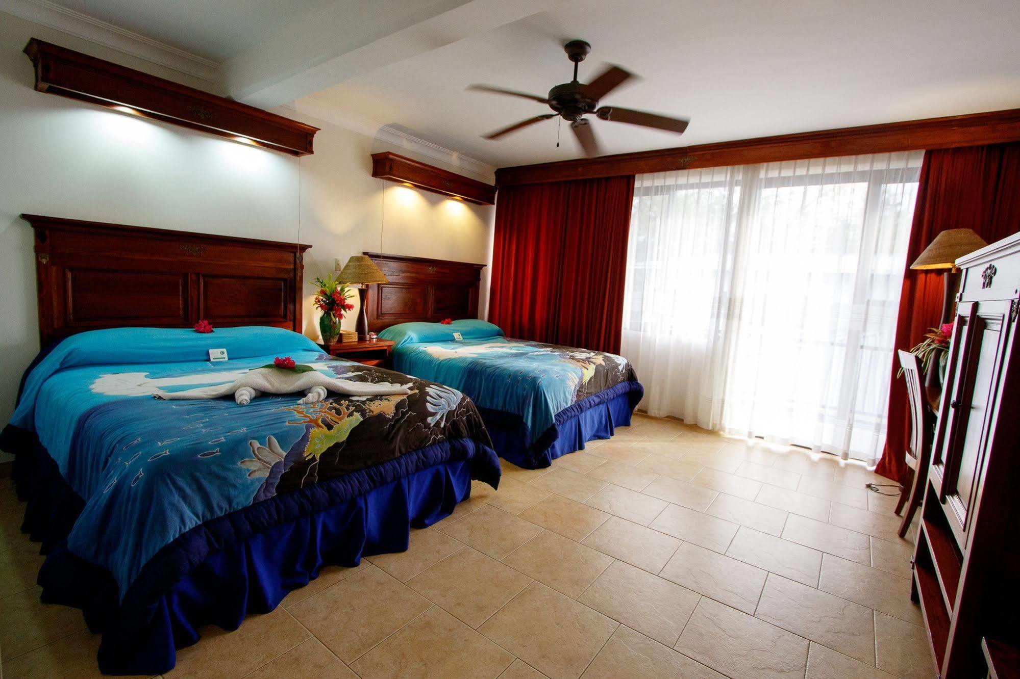 Manta Ray Bay Resort Colonia Kültér fotó