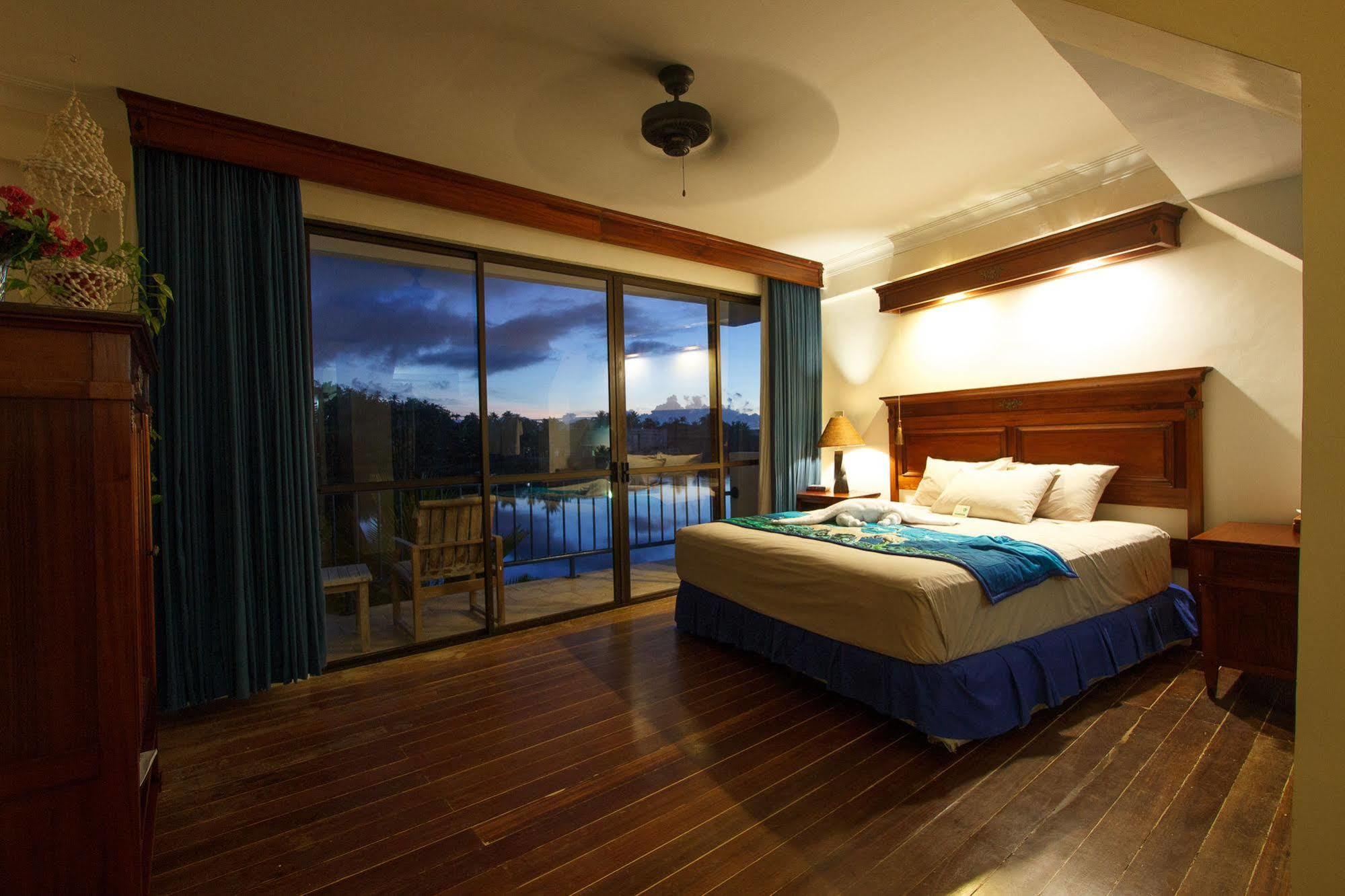 Manta Ray Bay Resort Colonia Kültér fotó