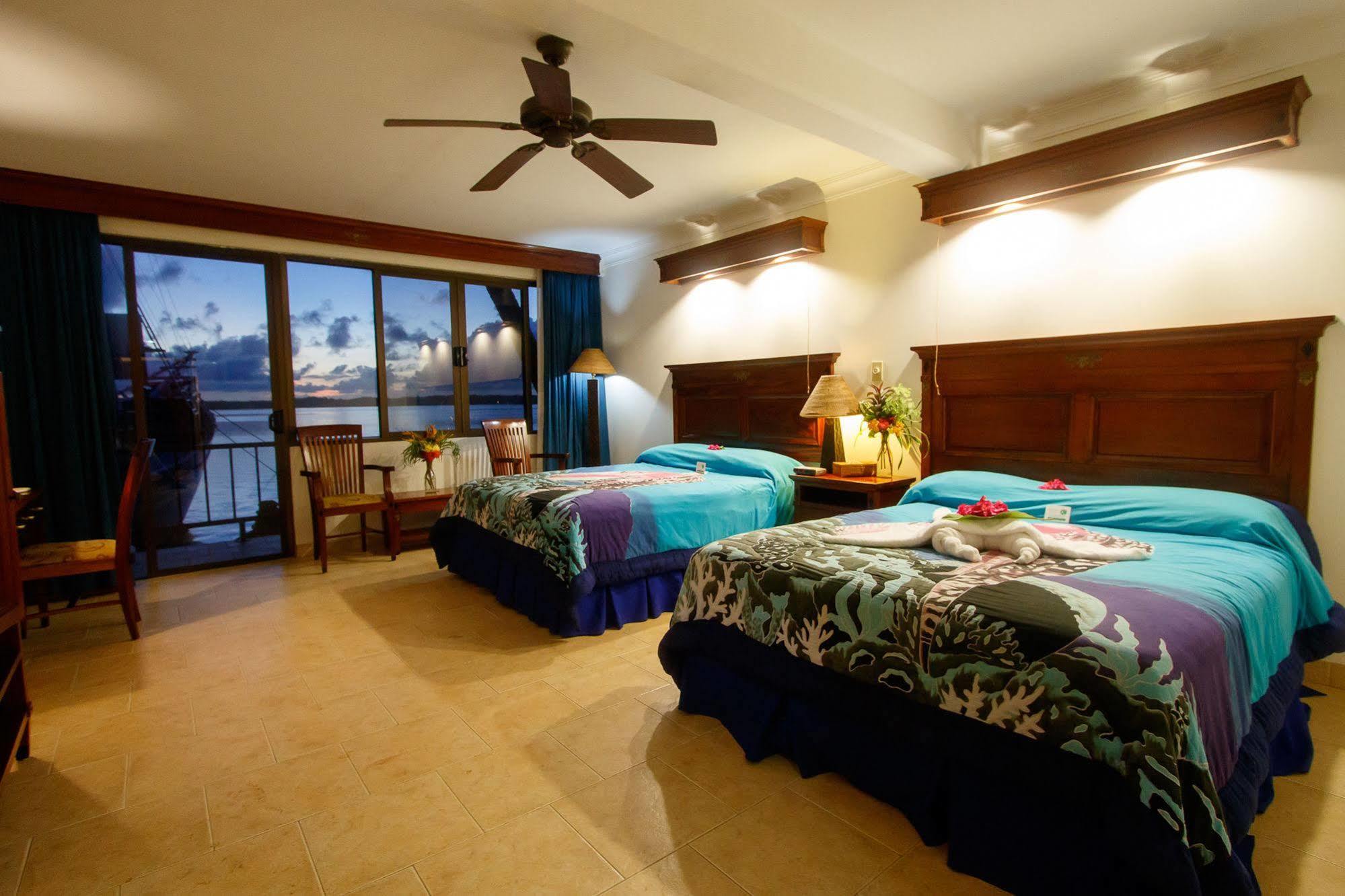 Manta Ray Bay Resort Colonia Kültér fotó