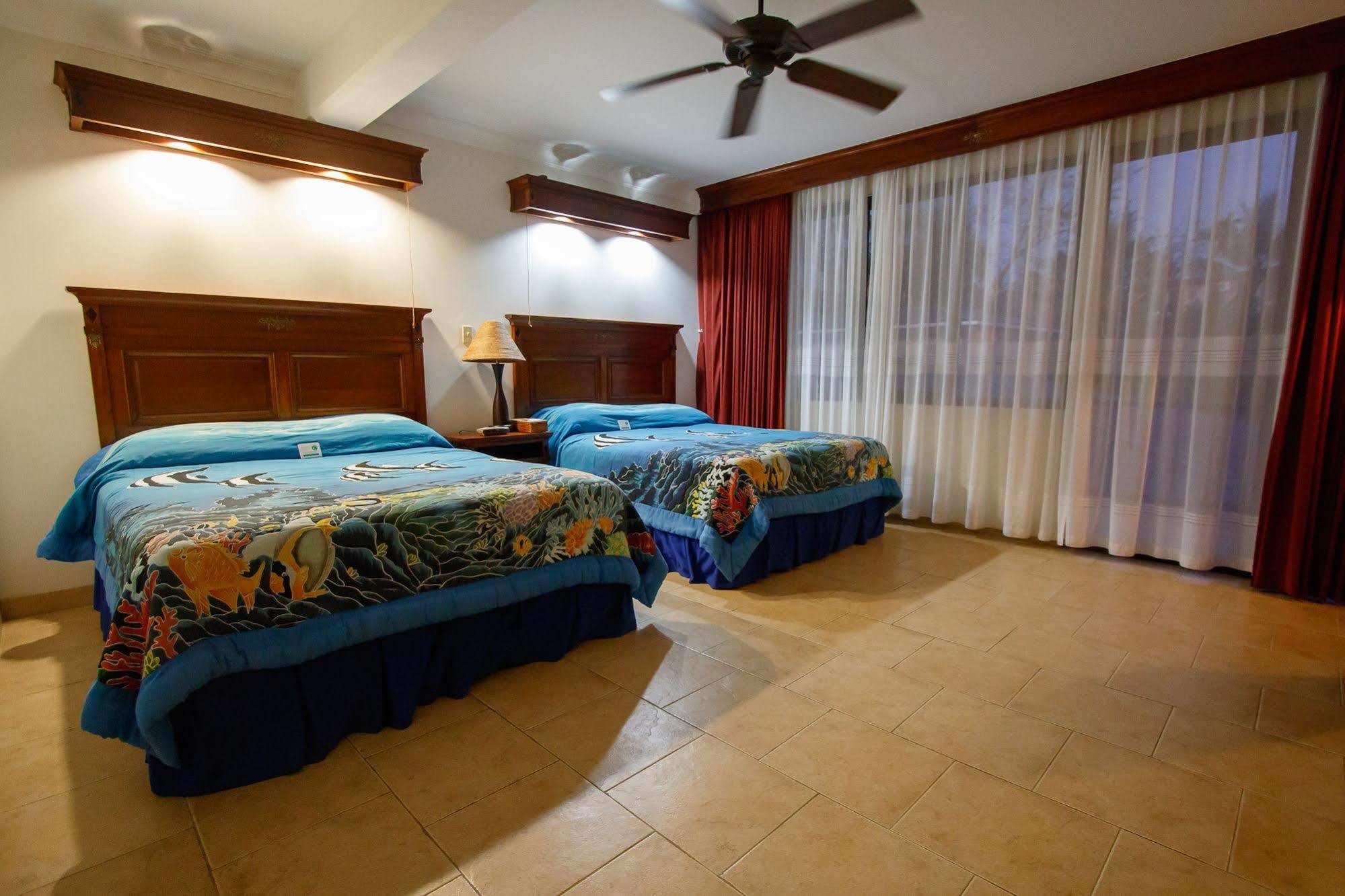 Manta Ray Bay Resort Colonia Kültér fotó