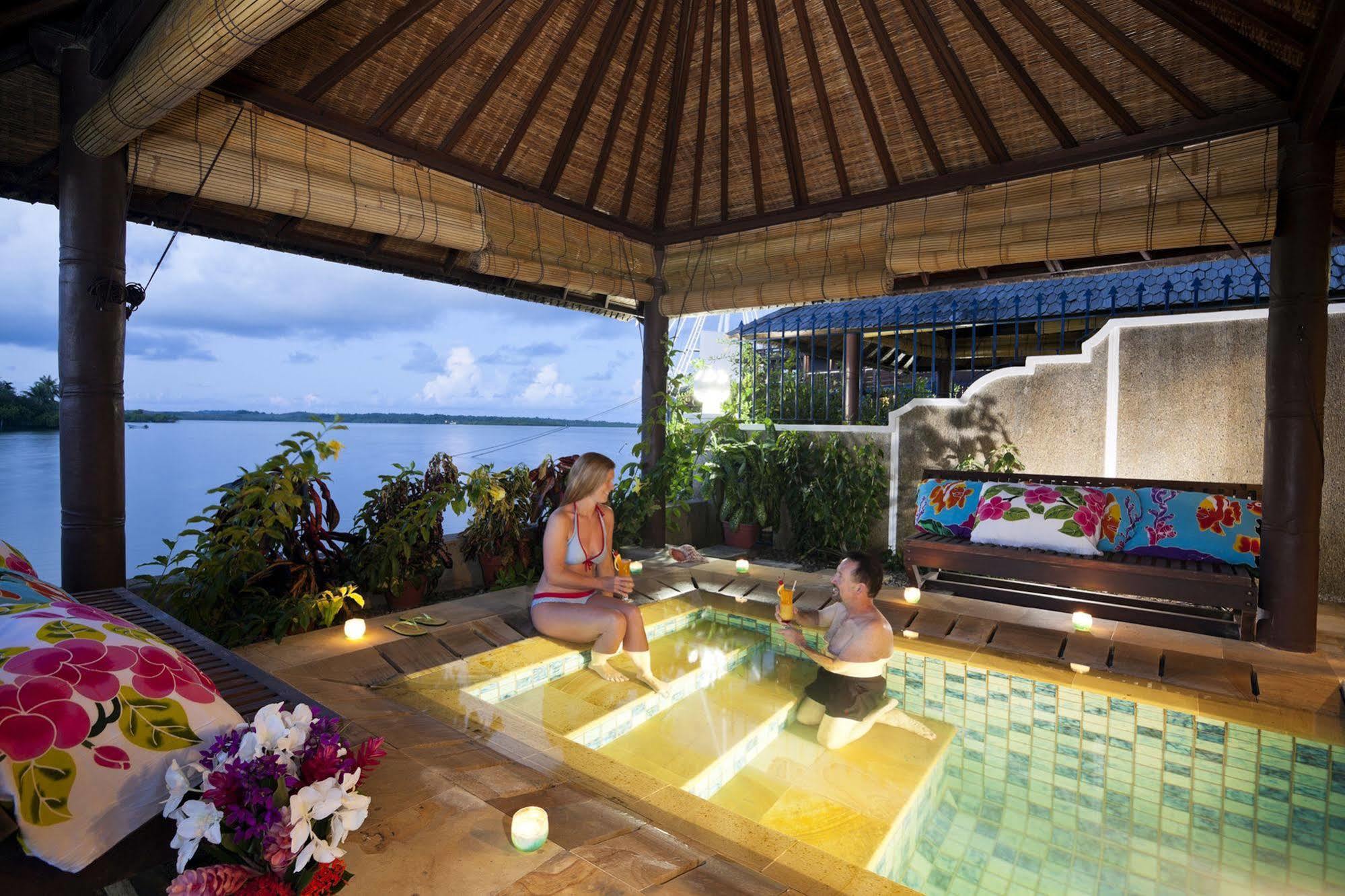 Manta Ray Bay Resort Colonia Kültér fotó