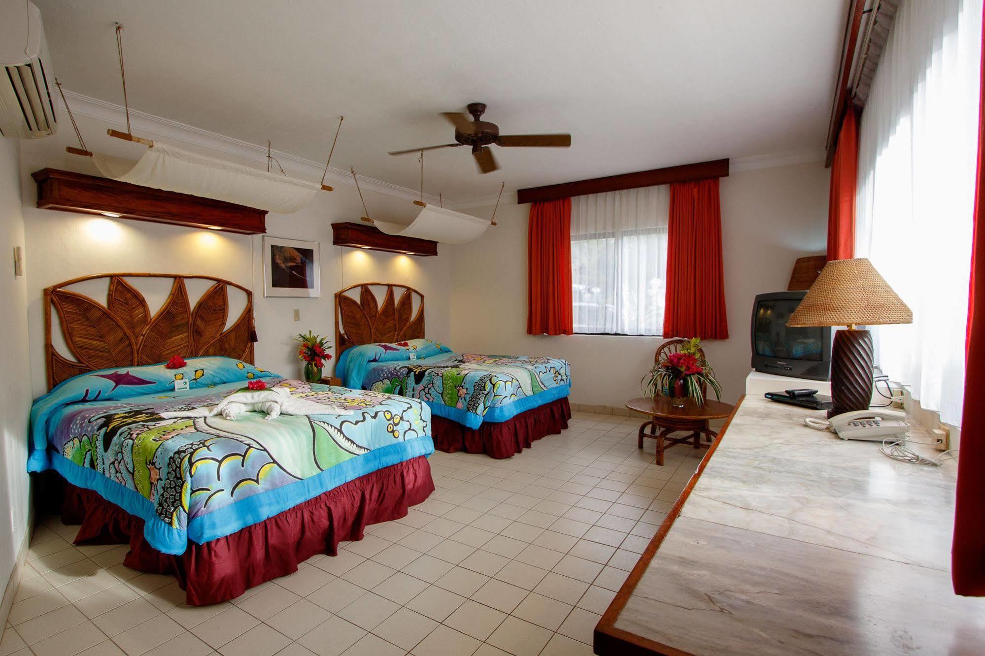 Manta Ray Bay Resort Colonia Kültér fotó