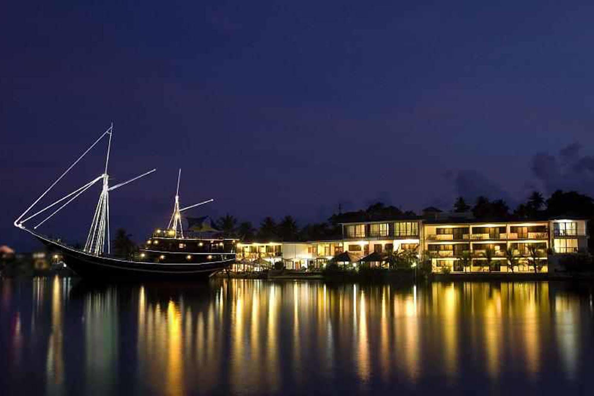 Manta Ray Bay Resort Colonia Kültér fotó