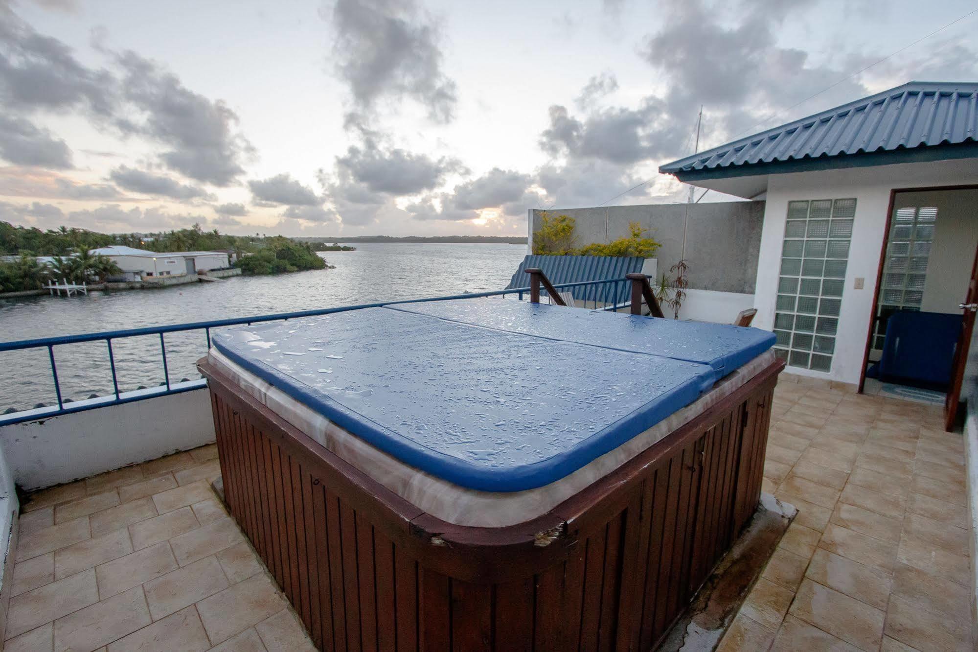 Manta Ray Bay Resort Colonia Kültér fotó